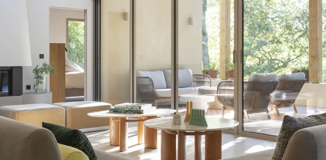 Coin salon chaleureux avec vue sur la pinède, location villa premium Seignosse