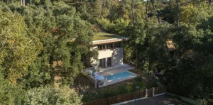 Vue aérienne de la Villa Madeleine avec piscine et environnement boisé à Seignosse