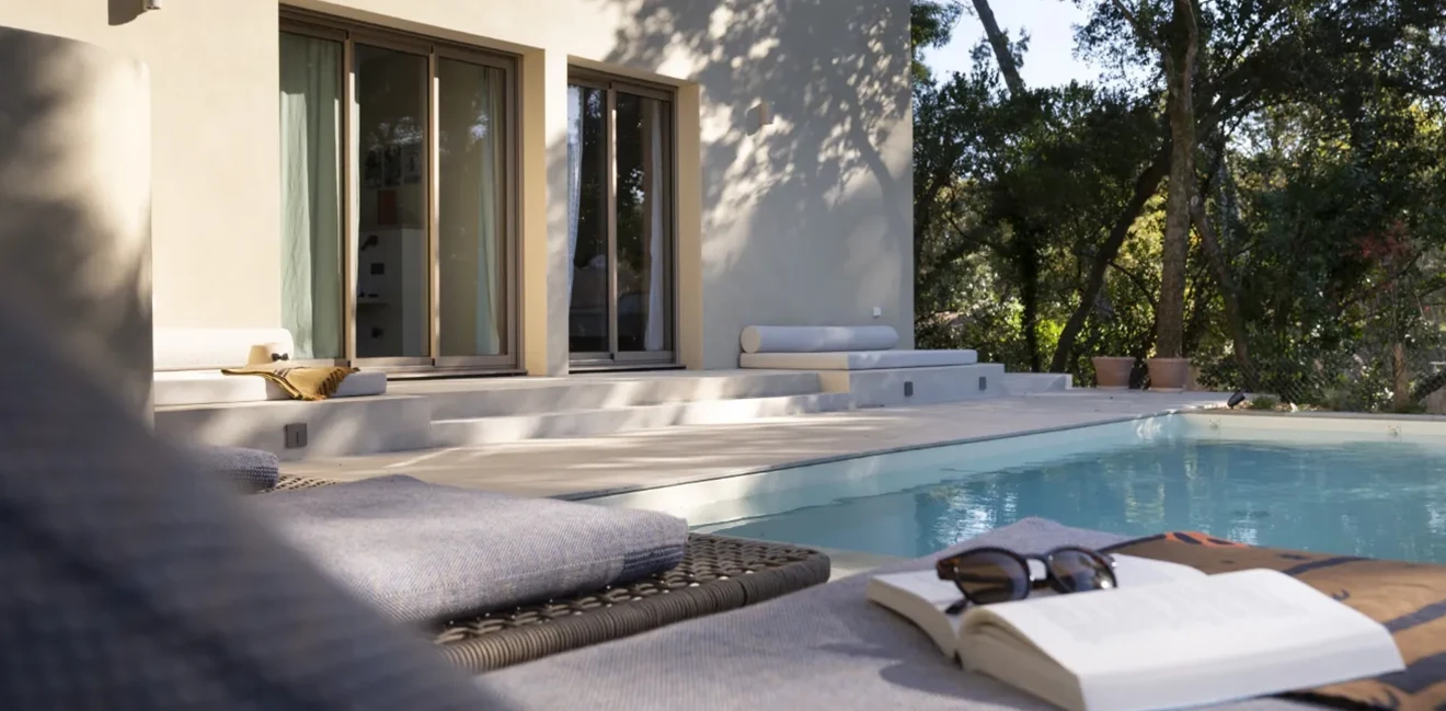 Vue sur la piscine de la Villa Madeleine, location saisonnière de prestige dans les Landes