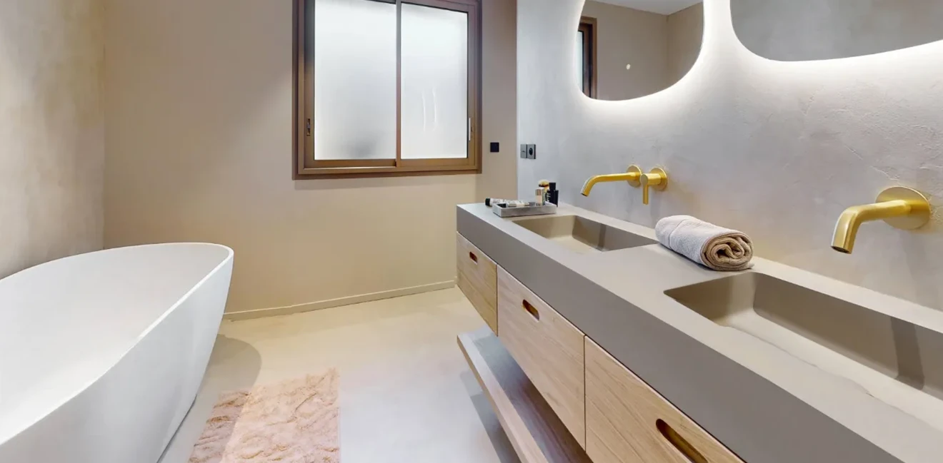 Grande salle de bain avec baignoire et double vasque dans le Villa Madeleine à Seignosse