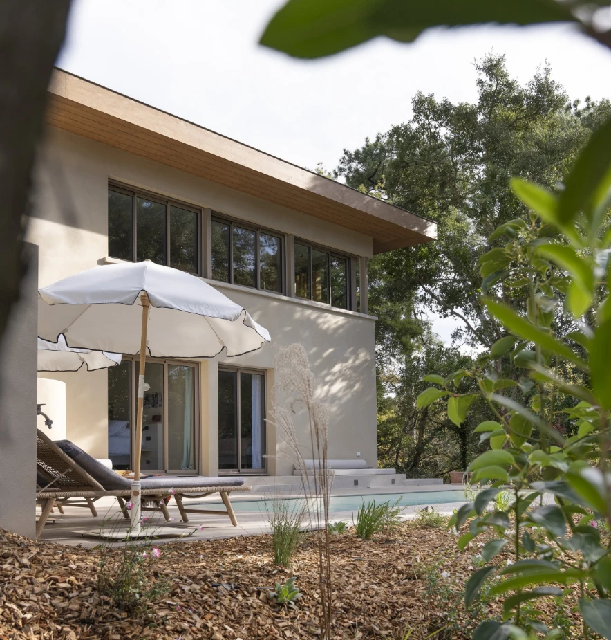 Villa Madeleine à Seignosse avec sa piscine chauffée et sa terrasse en bois au cœur de la pinède