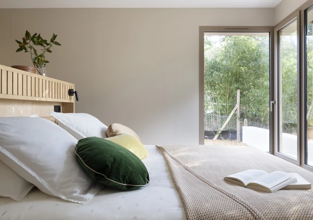 Chambre à coucher épurée et calme de la Villa Madeleine à Seignosse