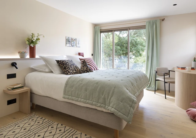 Vue matinale sur la forêt depuis le lit d'une chambre de cette location villa à Seignosse