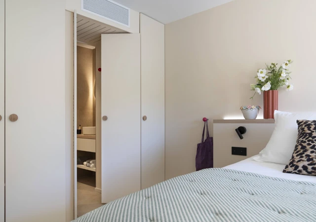 Vue sur la salle de bain depuis une chambre de la Villa Madeleine à Seignosse