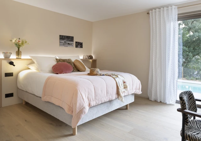 Chambre avec accès direct à la piscine chauffée, location villa premium Seignosse