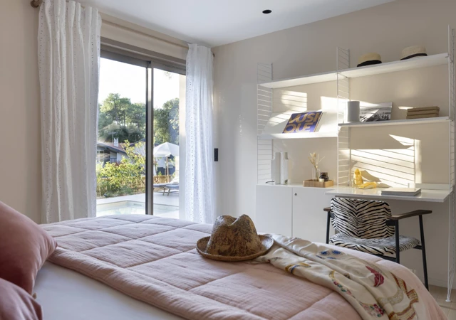 Vue sur la piscine depuis le lit de cette suite premium à la Villa Madeleine Seignosse