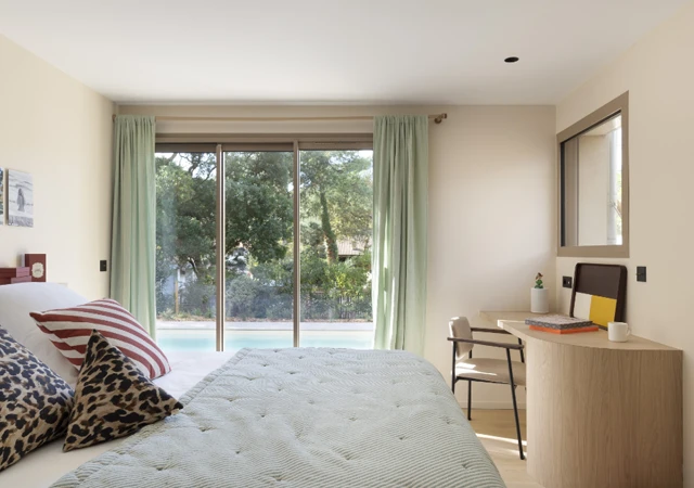 Ambiance reposante dans l'une des 5 chambres de cette location villa premium à Seignosse