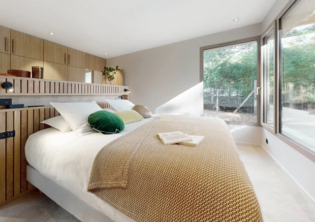 Suite parentale spacieuse avec salle de bain et baie vitrée, location villa premium Seignosse