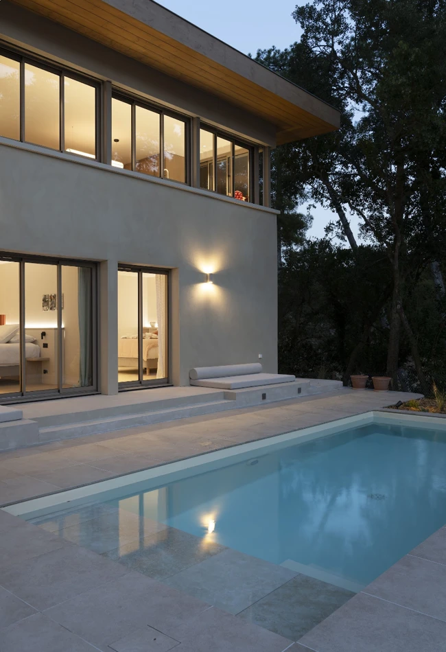 Ambiance nocturne au bord de la piscine de cette location de villa à Seignosse