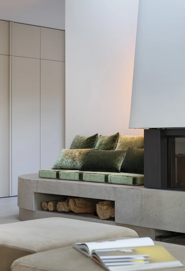 Coin Cosy à côté de la cheminée du salon design de la Villa Madelaine - Location proche Hosegor et CapBreton