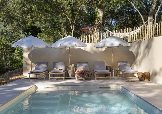 Atmosphère paisible au bord de la piscine chauffée de la Villa Madeleine à Seignosse