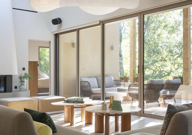 Vue sur la terrasse couverte extérieur depuis les baies vitrées du salon de la Villa Madeleine Seignosse